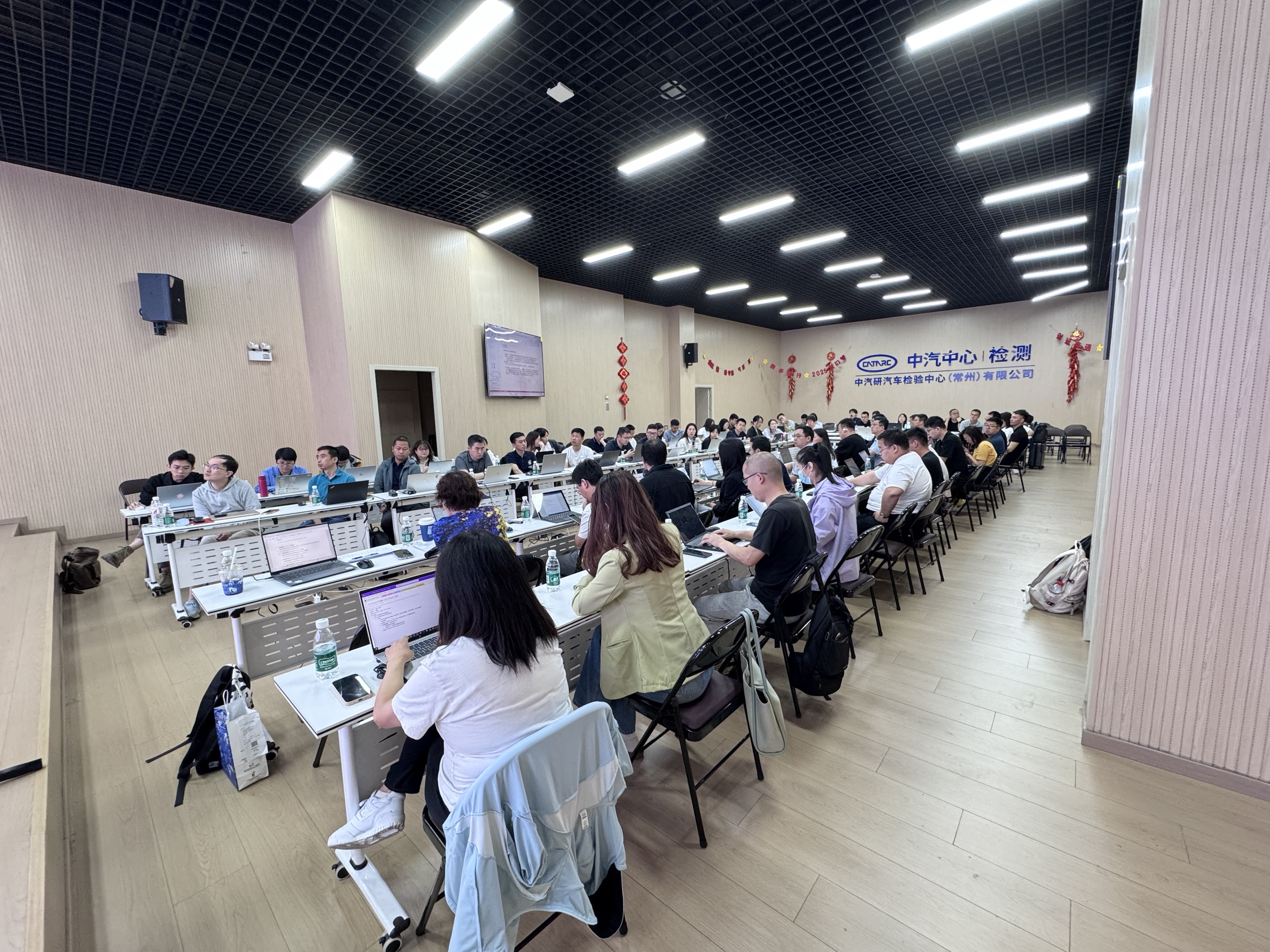 汽車(chē)燈光標(biāo)準(zhǔn)研究工作組2025年第一次工作會(huì)議在常州召開(kāi)